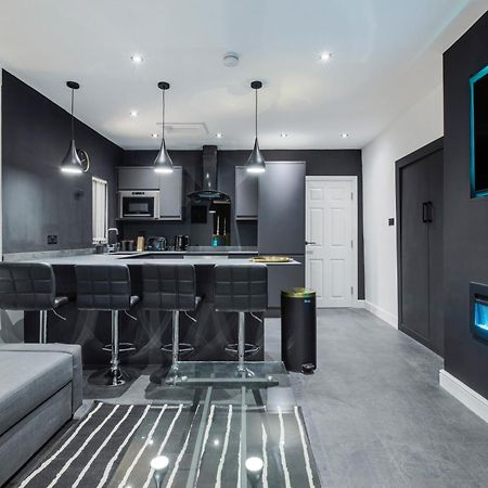 Two Bed Modern Apartment 5Min Walk To Town Centre With Free Parking ! Under New Management Блекпул Екстериор снимка